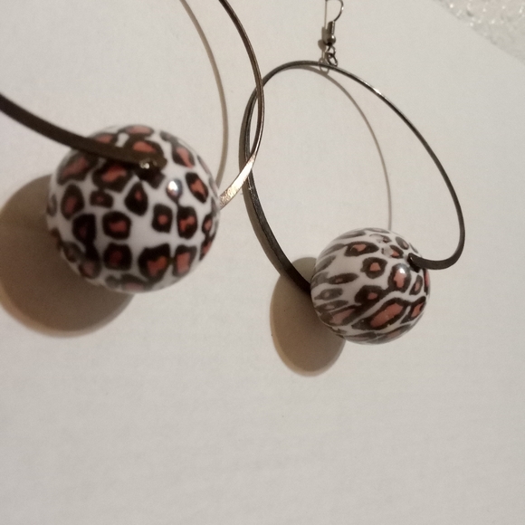 Hoop earrings with a leopard printed bead - Picture 3 of 3